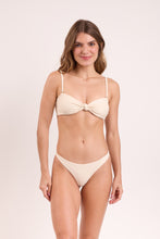 Carregar imagem no visualizador da galeria, Model Front: Rio De Sol Calcinha Bottom Touch-Natural Mia

