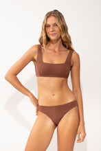 Carregar imagem no visualizador da galeria, Model Front: Rio De Sol Calcinha Bottom Sand-Cappuccino Essential-Comfy

