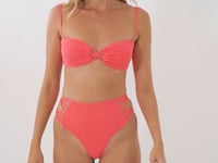 Carregar e reproduzir vídeo no visualizador da Galeria, Video: Rio De Sol Set Set Malibu-Folia Bandeau-Iris Highwaist-Spin-Iris
