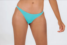 Carregar imagem no visualizador da galeria, Model Front: Rio De Sol Calcinha Bottom Breeze Leblon-Fio
