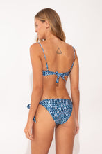Carregar imagem no visualizador da galeria, Model Back: Rio De Sol Calcinha Bottom Chuva Gisele
