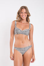 Carregar imagem no visualizador da galeria, Model Front: Rio De Sol Calcinha Bottom Collage Essential-Comfy
