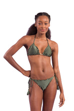 Carregar imagem no visualizador da galeria, Model Front: Rio De Sol Calcinha Bottom Croco Frufru-Fio
