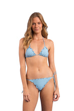 Carregar imagem no visualizador da galeria, Model Front: Rio De Sol Calcinha Bottom Dots-Sky Frufru-Comfy
