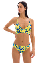 Carregar imagem no visualizador da galeria, Model Front: Rio De Sol Calcinha Bottom Lemon Flower Cos Comfort
