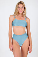 Carregar imagem no visualizador da galeria, Model Front: Rio De Sol Calcinha Bottom Mirante Hotpants
