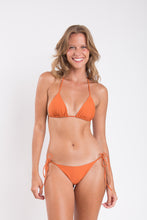 Carregar imagem no visualizador da galeria, Model Front: Rio De Sol Calcinha Bottom Ocre Lacinho
