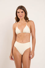 Carregar imagem no visualizador da galeria, Model Front: Rio De Sol Calcinha Bottom Off-White Hotpants
