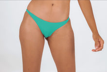 Carregar imagem no visualizador da galeria, Model Front: Rio De Sol Calcinha Bottom Opal Leblon-Fio
