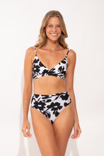 Carregar imagem no visualizador da galeria, Model Front: Rio De Sol Calcinha Bottom Poppy Hotpants
