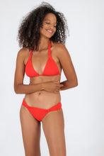 Carregar imagem no visualizador da galeria, Model Front: Rio De Sol Calcinha Bottom Rouge Mel
