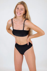 Model Front: Rio De Sol Calcinha Bottom Shimmer-Black Hotpants