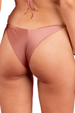 Carregar imagem no visualizador da galeria, Image 07: Rio De Sol Calcinha Bottom Shimmer-Copper Cheeky-Tie
