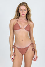 Carregar imagem no visualizador da galeria, Model Front: Rio De Sol Calcinha Bottom Shimmer-Copper Frufru-Comfy
