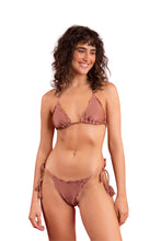 Carregar imagem no visualizador da galeria, Model Front: Rio De Sol Calcinha Bottom Shimmer-Copper Frufru-Fio
