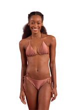 Carregar imagem no visualizador da galeria, Model Front: Rio De Sol Calcinha Bottom Shimmer-Copper Ibiza-Comfy

