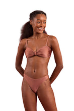 Carregar imagem no visualizador da galeria, Model Front: Rio De Sol Calcinha Bottom Shimmer-Copper Nice-Fio
