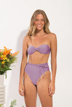 Carregar imagem no visualizador da galeria, Model Front: Rio De Sol Calcinha Bottom Shimmer-Harmonia Belted-High-Waist
