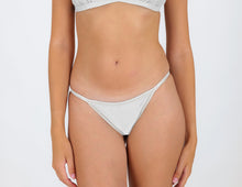 Carregar imagem no visualizador da galeria, Model Front: Rio De Sol Calcinha Bottom Shimmer-White California
