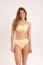 Carregar imagem no visualizador da galeria, Model Front: Rio De Sol Calcinha Bottom Sunshine Hotpants
