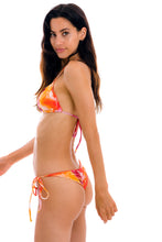 Carregar imagem no visualizador da galeria, Image 04: Rio De Sol Calcinha Bottom Tiedye-Red Frufru
