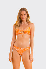 Carregar imagem no visualizador da galeria, Model Front: Rio De Sol Calcinha Bottom Trail-Orange Essential-Comfy

