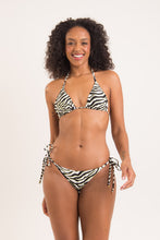Carregar imagem no visualizador da galeria, Model Front: Rio De Sol Calcinha Bottom Wild-Black Lacinho
