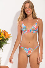 Carregar imagem no visualizador da galeria, Model Front: Rio De Sol Calcinha Bottom Zinnia Leblon
