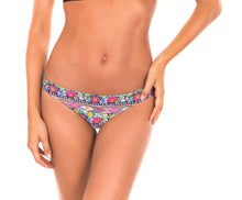 Carregar imagem no visualizador da galeria, Model Front: Rio De Sol Calcinha Calcinha Folk Strappy
