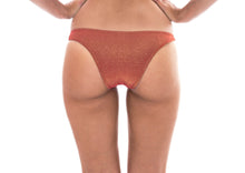 Carregar imagem no visualizador da galeria, Model Back: Rio De Sol Calcinha Calcinha Radiante Canela Cropped
