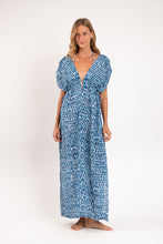Carregar imagem no visualizador da galeria, Model Front: Rio De Sol Vestido De Praia Chuva Long Dress Soleil
