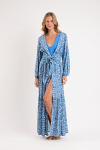 Carregar imagem no visualizador da galeria, Model Front: Rio De Sol Vestido De Praia Chuva Long Dress Verona
