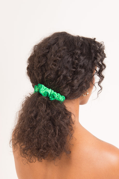 Model Front: Rio De Sol Xuxinha (Acessório De Cabelo) Dots-Energy Scrunchie