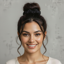 Carregar imagem no visualizador da galeria, Model Front: Rio De Sol Xuxinha (Acessório De Cabelo) Icon-Nero Scrunchie
