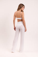 Carregar imagem no visualizador da galeria, Model Back: Rio De Sol Calça De Praia Memphis-White Pants Lana
