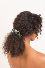 Carregar imagem no visualizador da galeria, Model Front: Rio De Sol Xuxinha (Acessório De Cabelo) Morumbi Scrunchie
