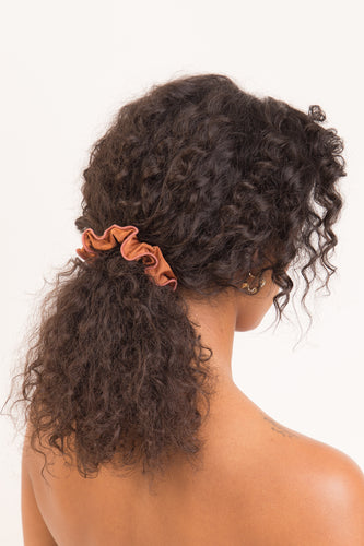 Model Front: Rio De Sol Xuxinha (Acessório De Cabelo) Nocciola Scrunchie