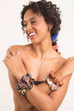 Carregar imagem no visualizador da galeria, Image 03: Rio De Sol Xuxinha (Acessório De Cabelo) Nocciola Scrunchie
