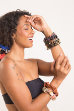 Carregar imagem no visualizador da galeria, Image 05: Rio De Sol Xuxinha (Acessório De Cabelo) Nocciola Scrunchie
