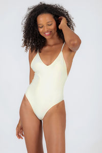 Model Front: Rio De Sol Maiô Off-White Hype