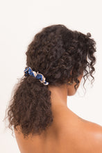 Carregar imagem no visualizador da galeria, Model Front: Rio De Sol Xuxinha (Acessório De Cabelo) Pottery Scrunchie
