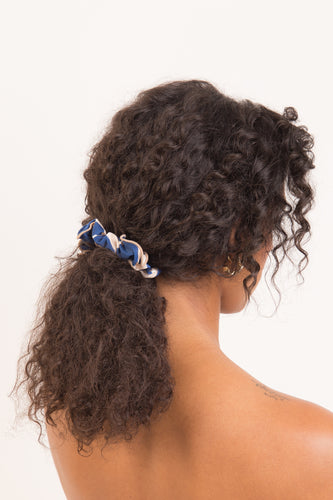 Model Front: Rio De Sol Xuxinha (Acessório De Cabelo) Pottery Scrunchie
