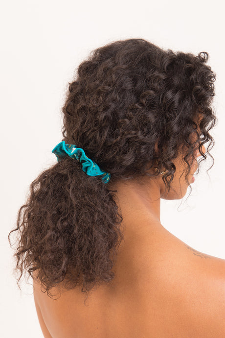 Model Front: Rio De Sol Xuxinha (Acessório De Cabelo) Rain Scrunchie