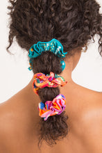 Carregar imagem no visualizador da galeria, Image 04: Rio De Sol Xuxinha (Acessório De Cabelo) Rain Scrunchie
