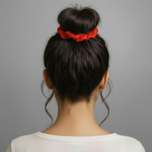 Carregar imagem no visualizador da galeria, Model Back: Rio De Sol Xuxinha (Acessório De Cabelo) Rouge Scrunchie
