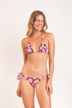 Carregar imagem no visualizador da galeria, Model Front: Rio De Sol Set Set Amore-Pink Tri-Inv Lacinho
