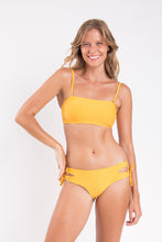 Carregar imagem no visualizador da galeria, Model Front: Rio De Sol Set Set Solar Bandeau-Reto Madrid
