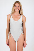Carregar imagem no visualizador da galeria, Model Front: Rio De Sol Maiô Shimmer-White Zoe
