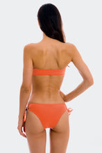 Carregar imagem no visualizador da galeria, Model Back: Rio De Sol Soutien Top Light-Peach Bandeau-Reto
