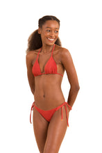 Carregar imagem no visualizador da galeria, Model Front: Rio De Sol Soutien Top Malibu-Chili Tri-Inv
